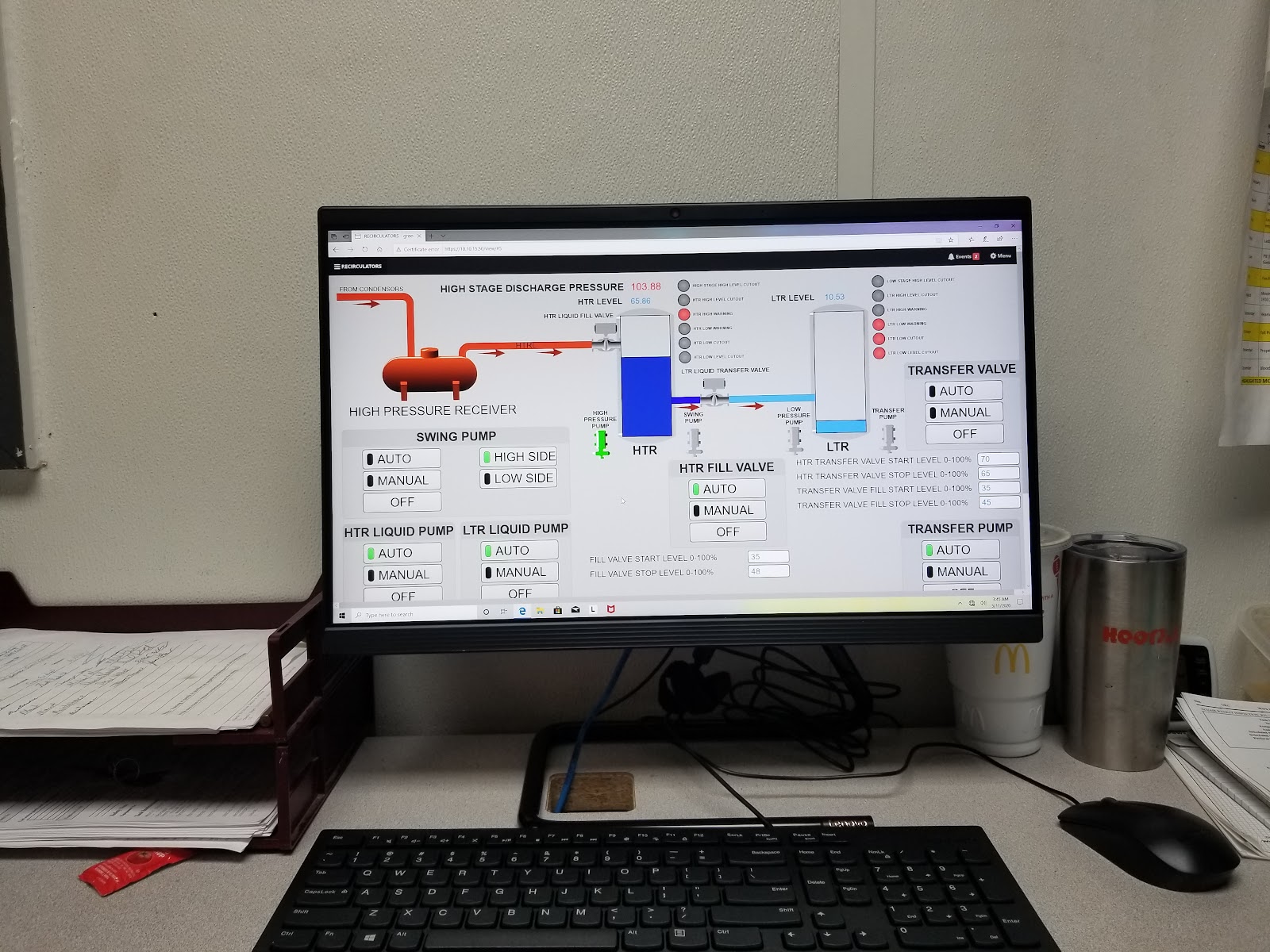 Workstation monitor with a tank-and-pump process graphic.